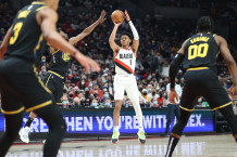 Warriors back on winning track with easy victory over Blazers